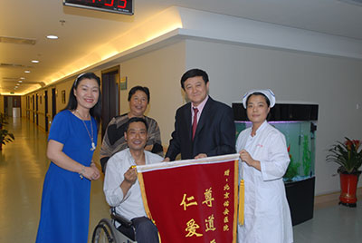 3、肝移植患者出院前特意给李宁送来锦旗表示感谢.jpg