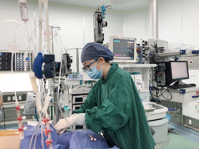 麻醉医师郝帅在为手术患者做深静脉置管.jpg